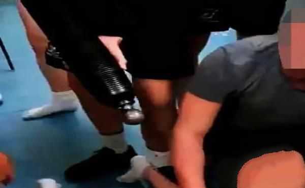 辣眼睛！英國士兵遭性侵：用迫擊炮塞進下體，現場視頻也曝光出來