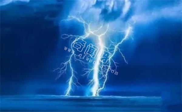 水可以導電，如果閃電打到海里，一次會電死多少魚？
