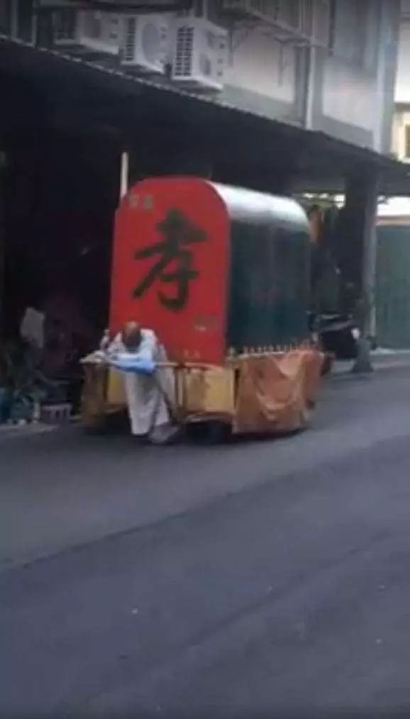 苦行僧“跪拉棺材車”700公里，跪行10幾年膝蓋磨爛也要發(fā)揚(yáng)孝道！