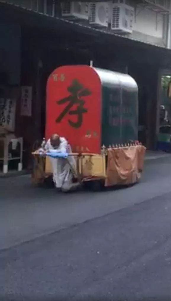 苦行僧“跪拉棺材車”700公里，跪行10幾年膝蓋磨爛也要發(fā)揚(yáng)孝道！