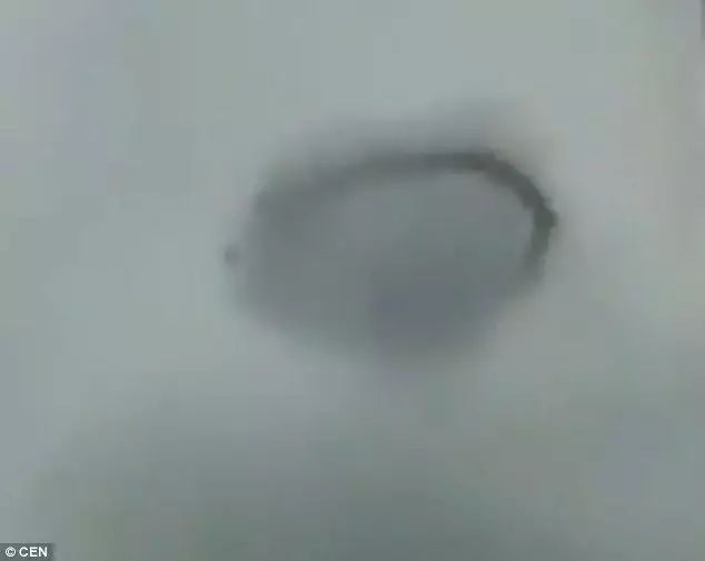 英國(guó)天空驚現(xiàn)神秘黑圈外星人入侵？UFO專家回應(yīng)了！
