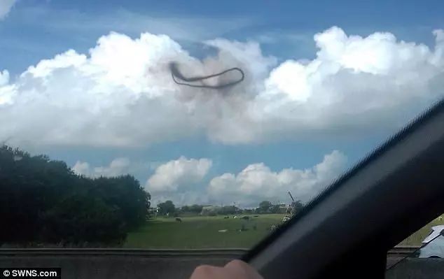 英國(guó)天空驚現(xiàn)神秘黑圈外星人入侵？UFO專家回應(yīng)了！