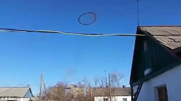 英國(guó)天空驚現(xiàn)神秘黑圈外星人入侵？UFO專家回應(yīng)了！