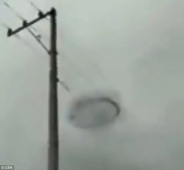 英國(guó)天空驚現(xiàn)神秘黑圈外星人入侵？UFO專家回應(yīng)了！