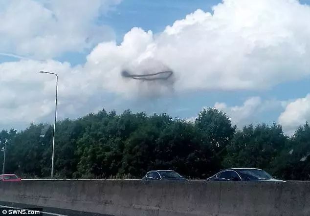 英國(guó)天空驚現(xiàn)神秘黑圈外星人入侵？UFO專家回應(yīng)了！