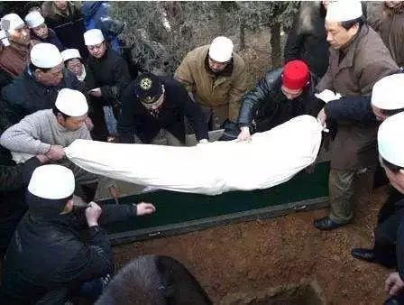 盤點全球10大奇葩葬禮，死后撥皮！