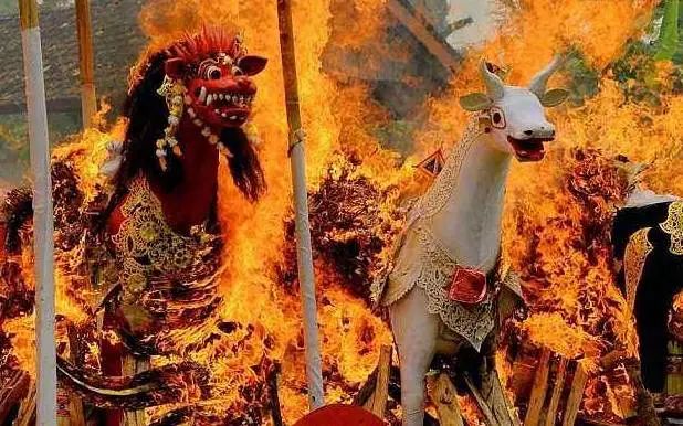 盤點全球10大奇葩葬禮，死后撥皮！