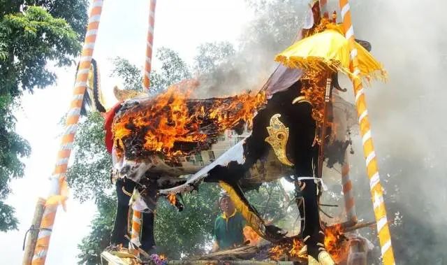 盤點全球10大奇葩葬禮，死后撥皮！