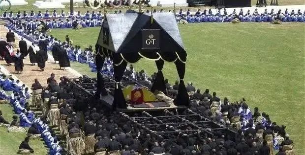 盤點全球10大奇葩葬禮，死后撥皮！