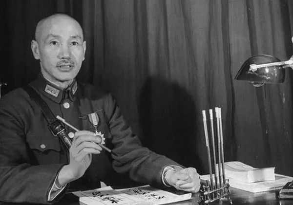 蔣介石有沒(méi)有軍事天賦？經(jīng)常越級(jí)指揮的蔣公，究竟有哪些神操作